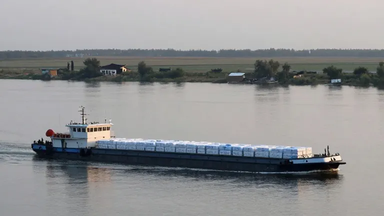 Illustration for: 3 a.m. Truce Opens Oleshky Route as 2,000 Await Aid Across Dnipro